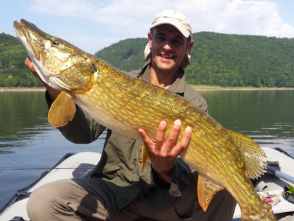 Pescuit sportiv pe lacul de acumulare Baraj Zetea!